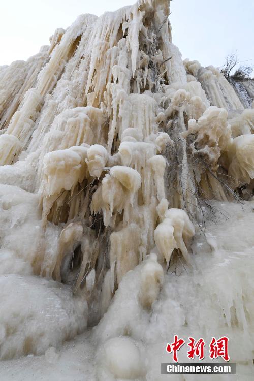 Dorfbewohner in Shanxi erschaffen ihren eigenen Eiswasserfall