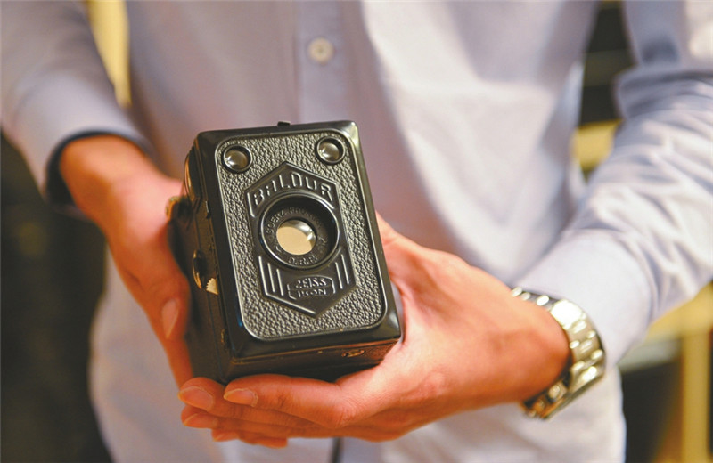 Junger Chinese sammelt 210 alte Kameras zur Erfahrung des Handwerkergeists