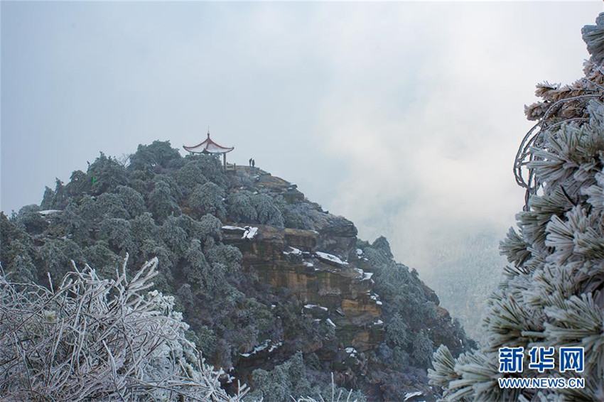 Erster Schneefall auf dem Lushan-Berg