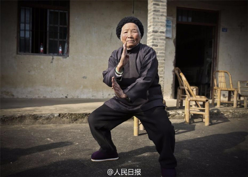 94-jährige Kung Fu-Meisterin in Zhejiang