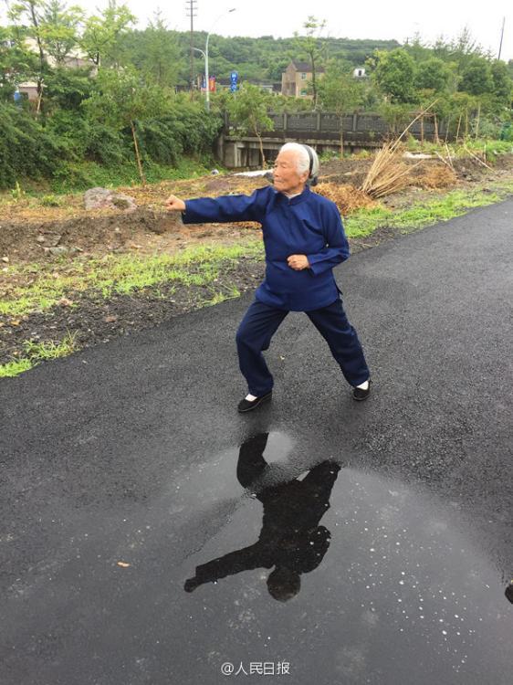 94-jährige Kung Fu-Meisterin in Zhejiang