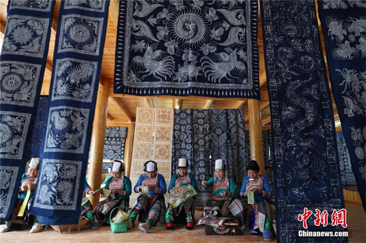 Mit Stickereikunst macht sich das Miao-Volk in Guizhou immer reicher
