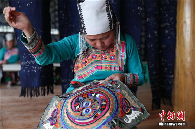 Mit Stickereikunst macht sich das Miao-Volk in Guizhou immer reicher