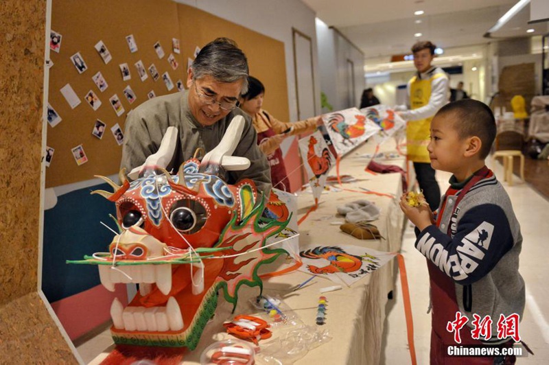 Beijinger malen Drachen am „Longtaitou-Fest“
