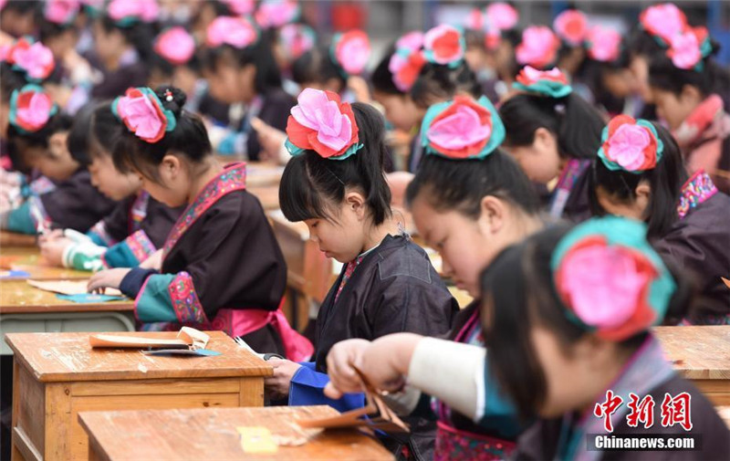 Schülerinnen beim „Fingerkunst“-Wettbewerb in Guangxi