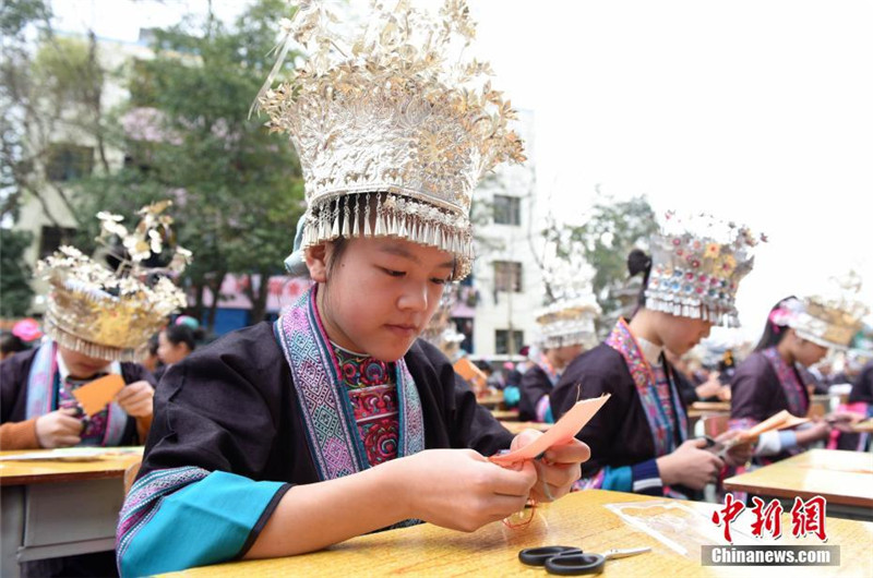 Schülerinnen beim „Fingerkunst“-Wettbewerb in Guangxi