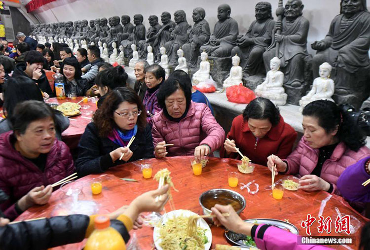 Vegetarisches Bankett im Fuzhouer Guanyin-Tempel zieht fast 2.000 Besucher an