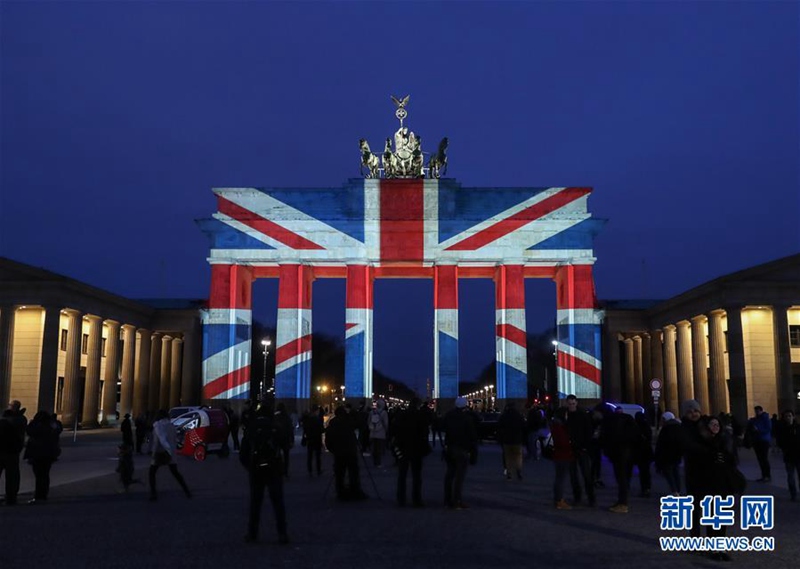 Brandenburger Tor erstrahlt in britischen Nationalfarben