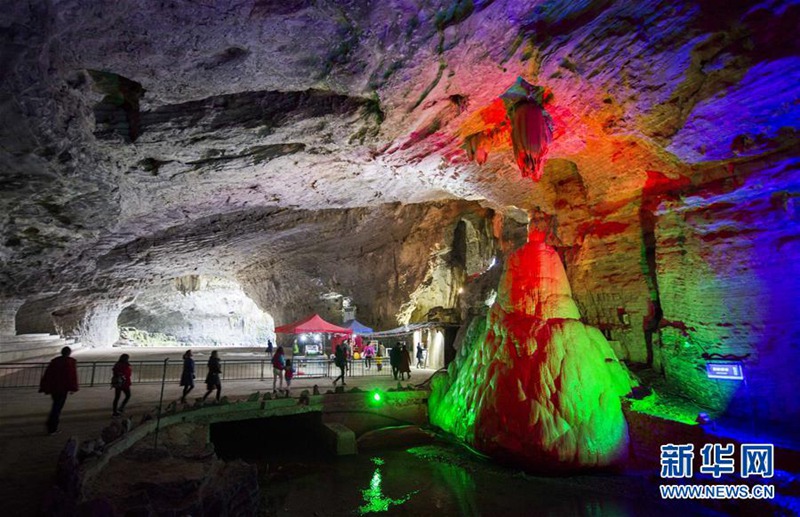 Jiujiangs fantastische Drachenpalast-Höhle