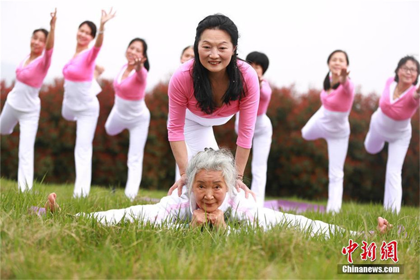 75-Jährige hält sich mit Yoga fit