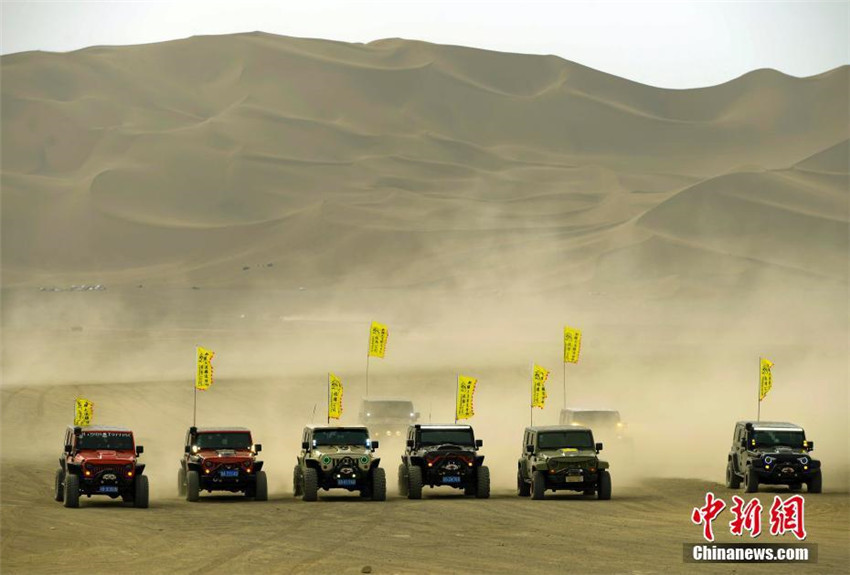 Mit Geländewagen durch Xinjiangs Sandwüste