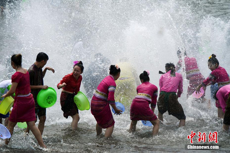 Einheimische und Touristen feiern gemeinsam das Wasserfest in Yunnan