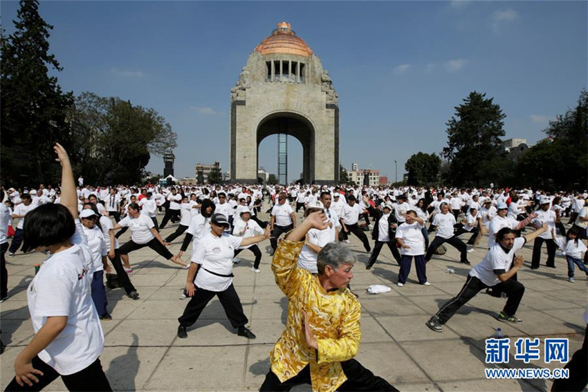 Mexikaner üben Tai-Chi