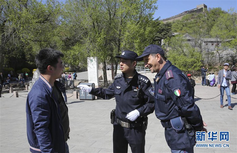 Chinesische und italienische Polizei patrouillieren gemeinsam in Badaling