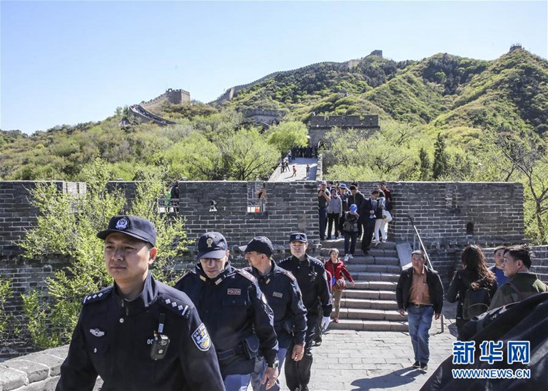 Chinesische und italienische Polizei patrouillieren gemeinsam in Badaling