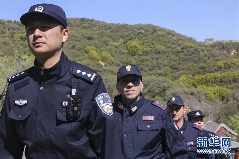 Chinesische und italienische Polizei patrouillieren gemeinsam in Badaling