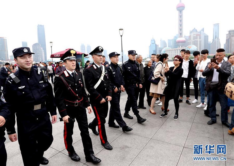Chinesische und italienische Polizei patrouillieren gemeinsam in Shanghai