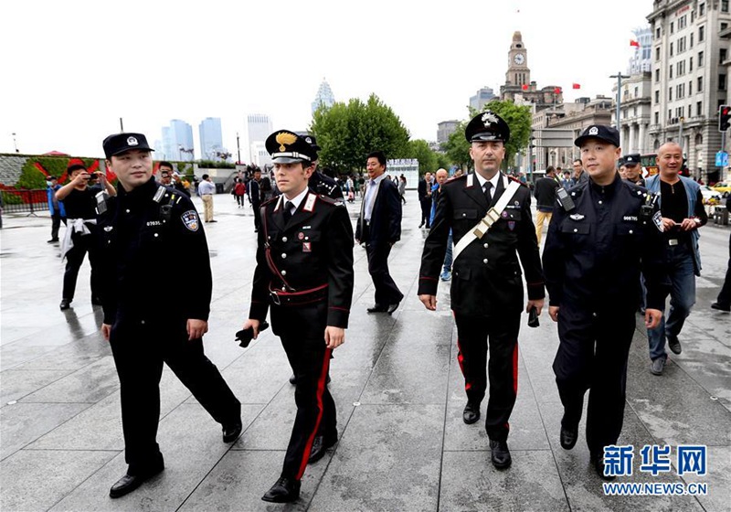 Chinesische und italienische Polizei patrouillieren gemeinsam in Shanghai