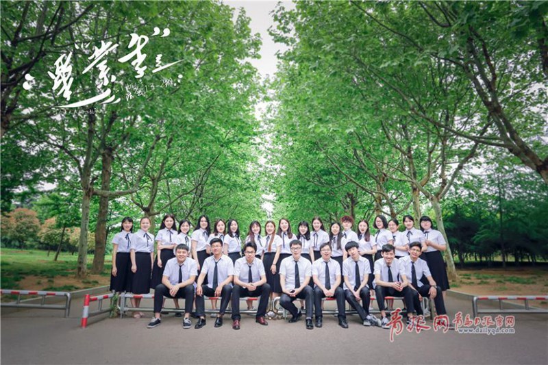 Innovative Abschlussfotos von Qingdaoer Hochschulabsolventen