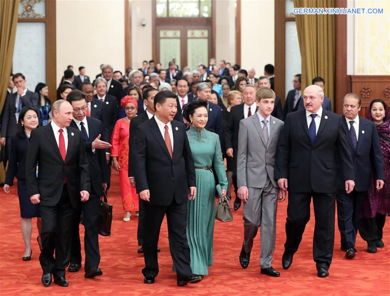 Xi Jinping nimmt mit Ehrengästen des 