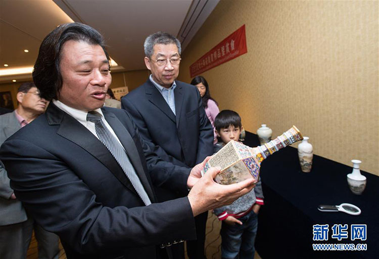 Chinesische Mikrokalligrafie auf Porzellan in Genf