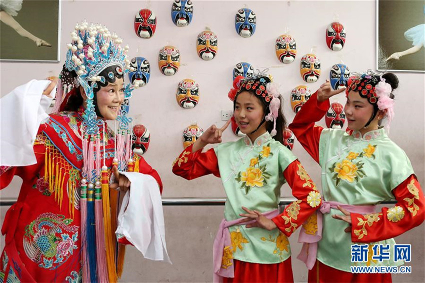 Traditionelle Volkskunst geht in die Grundschule