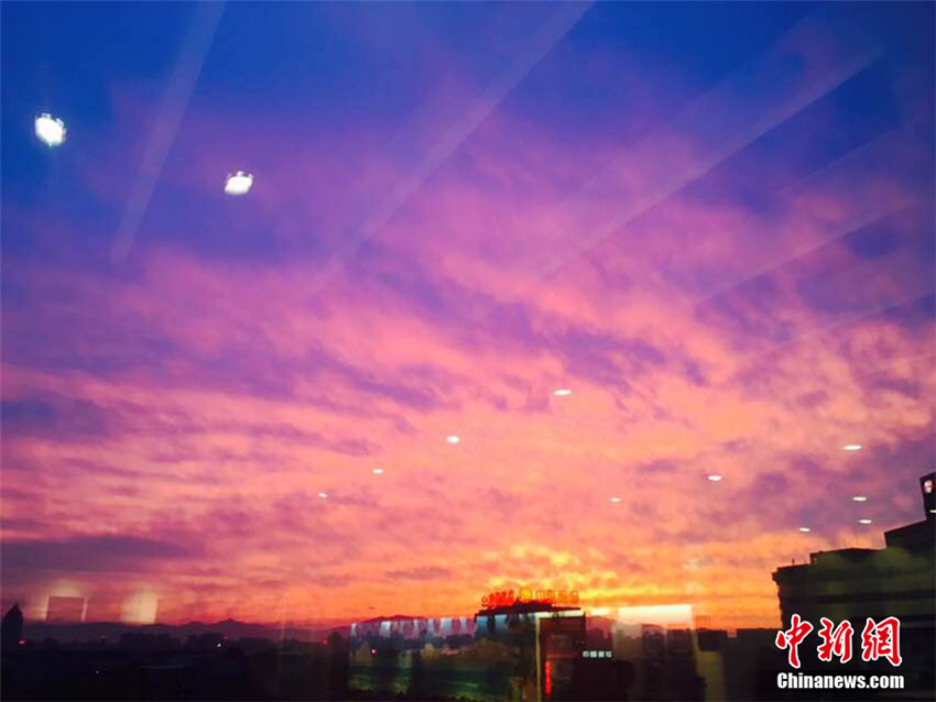 Beijing: Karminrote Wolken im Sonnenuntergang