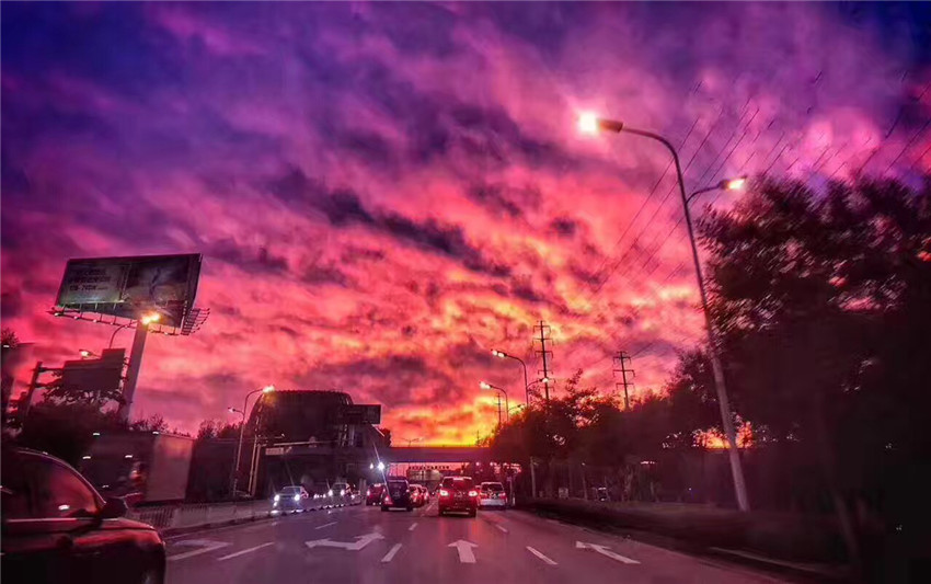 Beijing: Karminrote Wolken im Sonnenuntergang