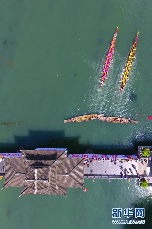 Drachenboot-Wettbewerb in der Altstadt Fenghuang