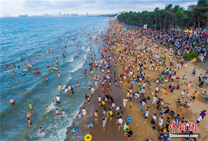 Haikou: 200.000 Menschen baden im „Drachenwasser“