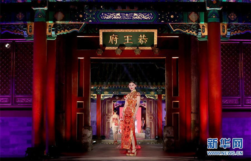 Stickerei-Modeshow in Beijings altem Prinzenhaus
