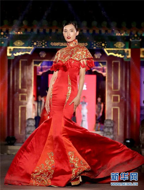Stickerei-Modeshow in Beijings altem Prinzenhaus