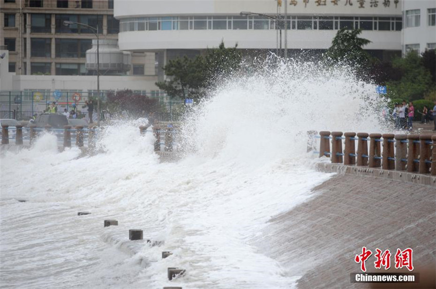 Riesenwellen in Qingdao locken Besucher an