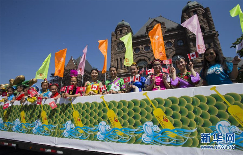 Toronto feiert Drachenbootfest mit Umzug