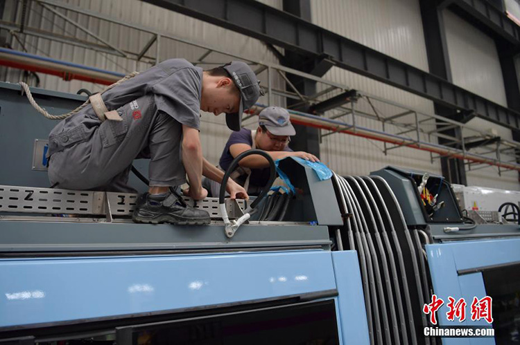 Chengdus erste Straßenbahnlokomotive stellt sich vor