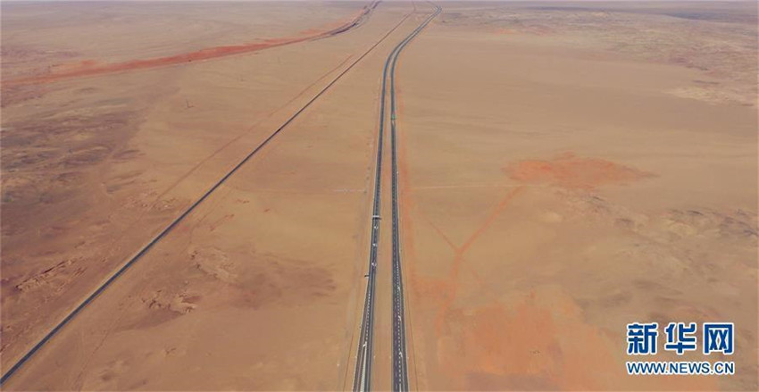 Luftbilder: Die längste Wüstenautobahn der Welt