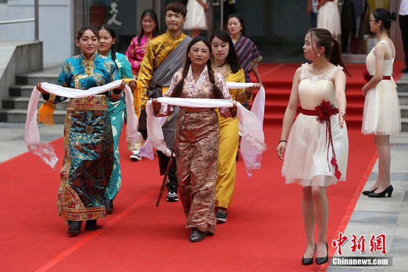Nanjinger Hochschulabsolventen feiern ihren Abschluss auf dem roten Teppich  