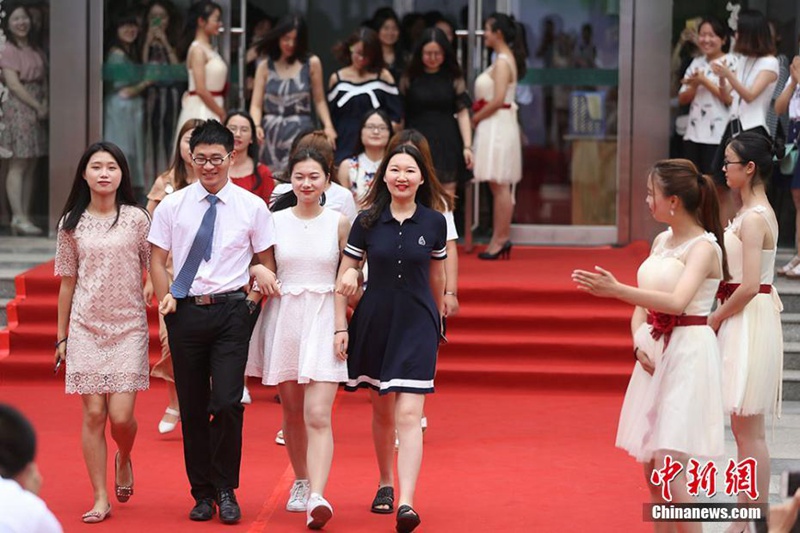 Nanjinger Hochschulabsolventen feiern ihren Abschluss auf dem roten Teppich  