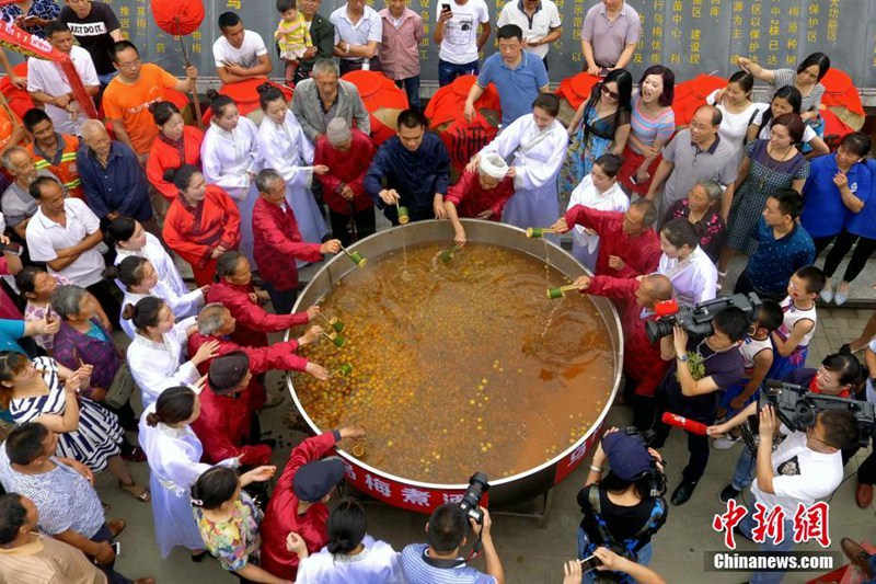 Hundertjährige kochen zwei Tonnen Pflaumenwein im Riesentopf