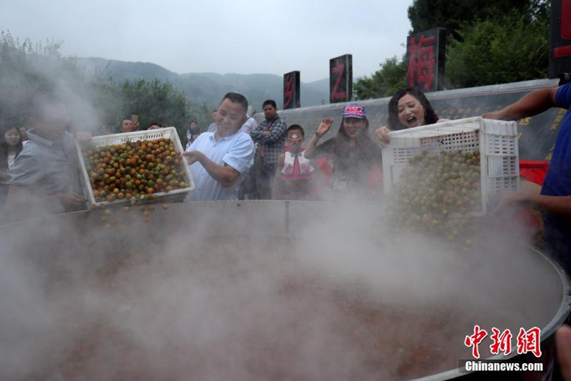 Hundertjährige kochen zwei Tonnen Pflaumenwein im Riesentopf