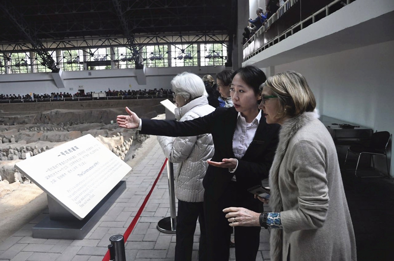 Direktor von Freer Gallery and Sackler Gallery besucht Museum vom Mausoleum des Qinshihuangs