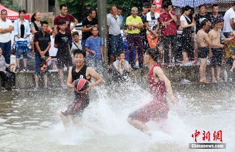Basketballspiel auf dem Wasser in Guangxi