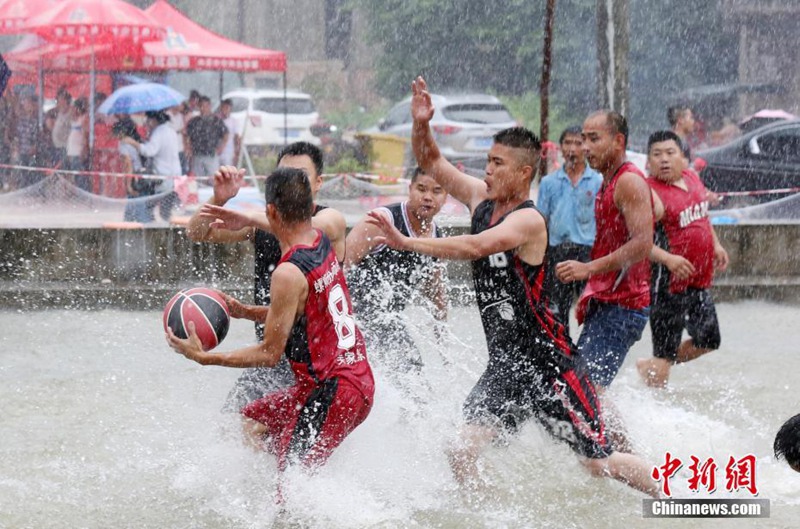 Basketballspiel auf dem Wasser in Guangxi