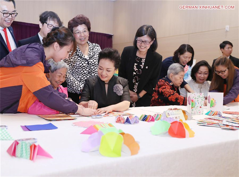Peng Liyuan besucht Senioren in Hongkong