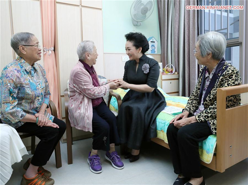 Peng Liyuan besucht Senioren in Hongkong