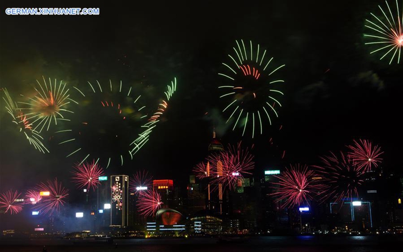 Feuerwerke beleuchten den Himmel in Hongkong