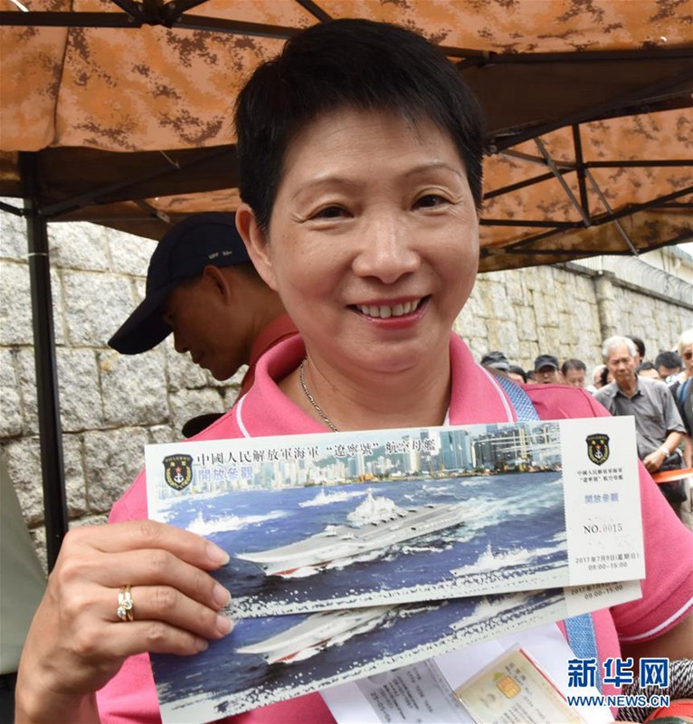 Flugzeugsträger „Liaoning“ besucht Hongkong