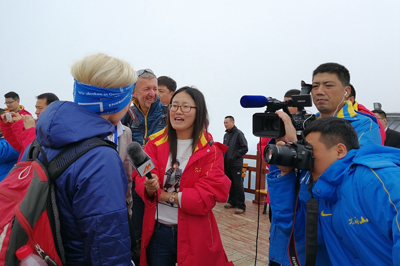 Ausländer reisen auf Taibai-Berg in Begleitung von Bürgermeister von Baoji