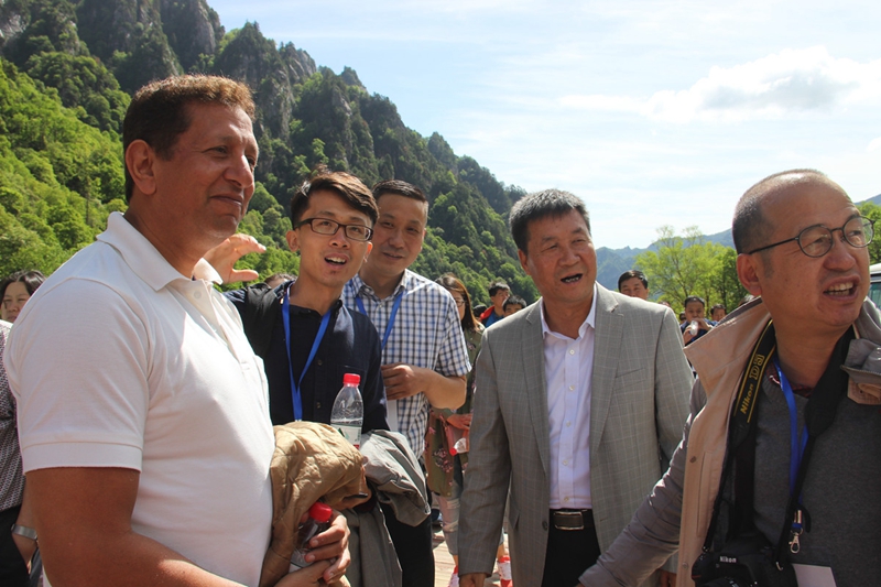 Ausländer reisen auf Taibai-Berg in Begleitung von Bürgermeister von Baoji