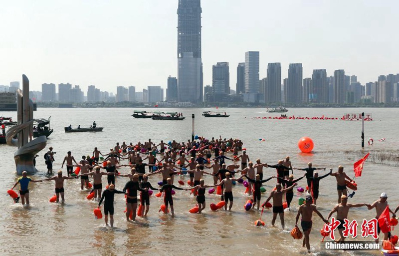 Schwimmen über den Jangtse-Fluss in Wuhan